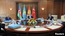 Chapdan, Ozarbayjon Bosh vaziri Artur Rasizade, Qozog'iston prezidenti Nursulton Nazarboyev, Qirg'iziston prezidenti Almazbek Atambayev, Turkiya prezidenti Abdulla Gul and Turkiy davlatlar hamkorlik kengashi Bosh kotibi Xalil Akindji