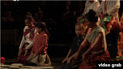 ក្រុមសិល្បករកំពុងហាត់សមសម្រាប់ការសម្តែងតន្ត្រី«បង្សុកូល»នៅសាលមហោស្រព Brooklyn Academy of Music ក្នុងទីក្រុង ញូវយ៉ក កាលពីថ្ងៃទី១៤ ខែធ្នូ ឆ្នាំ២០១៧។ (រូបពីវីដេអូ៖ Ye Yuan/VOA)