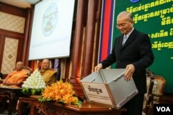 គណកម្មាធិការជាតិ​រៀបចំ​ការបោះ​ឆ្នោត​ (គ.ជ.ប) រៀបចំ​ការចាប់ឆ្នោត​ដាក់លេខរៀង​ដល់​គណបក្ស​នយោបាយ​សម្រាប់ការបោះ​ឆ្នោត​ជ្រើស​រើស​តំណាងរាស្ត្រ​អណត្តិ​ទី៦, នៅរាជធានី​ភ្នំពេញ, នៅថ្ងៃទី​២៩​ ខែ​ឧសភា​ ឆ្នាំ​២០១៨។ (ខាន់ សុគុំមនោ​/VOA)