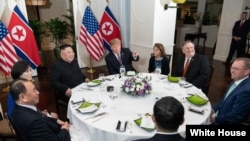 Večera Trampa i Kima sa saradnicima