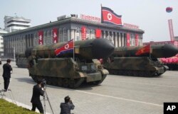 រូបឯកសារ៖ ក្បួនដង្ហែ​គ្រាប់​មីស៊ីល​នៅ​ទីលាន Kim Il Sung អំឡុងពេល​អបអរសាទរ​ខួប​កំណើត​លើក​ទី​ ១០៥ របស់​លោក Kim Il Sung កាល​ពី​ថ្ងៃ​ទី​១៥ ខែ​មេសា ឆ្នាំ​២០១៧។