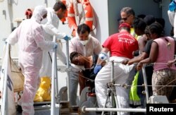 የተረፉ ፍልሰተኞችን የጫነው የኢጣልያ ባሕር ኃይል መርከብ በረጂዮ ካላብሪያ ወደብ ላይ