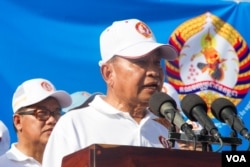 រូបឯកសារ៖ លោក សាយ​ ឈុំ​ អនុប្រធាន​គណបក្ស​ប្រជាជន​កម្ពុជា​ នៅក្នុង​ថ្ងៃទី១​ នៃ​យុទ្ធនាការ​ឃោសនា​បោះឆ្នោត​ឃុំ​ សង្កាត់​ ក្នុង​រាជធានី​ភ្នំពេញ​ នៅថ្ងៃ​ទី២០​ ខែ​ឧសភា​ ឆ្នាំ​២០១៧។ (ហ៊ាន សុជាតា/VOA)