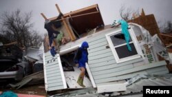 Barbara Koster se tient devant sa maison après le passage de l'ouragan Harvey à Rockport, Texas, le 26 août 2017.