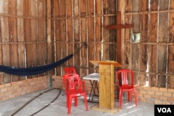 កន្លែង​ថ្វាយ​បង្គំព្រះ​យេស៊ូ​ ដែល​អ្នកស្រី អ៊ឹម ចែម រៀបចំឡើង​នៅ​ក្នុងផ្ទះ​របស់​អ្នកស្រី ដែល​នឹង​អនុញ្ញាត​ឲ្យ​អតីត​ខ្មែរ​ក្រហម​ផ្សេង​ទៀត អាច​មក​ថ្វាយ​បង្គំ​ព្រះបាន។ (ស៊ុន ណារិន/VOA)