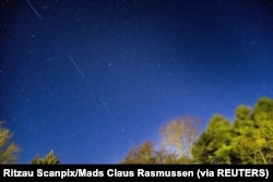 Satelit SpaceX Starlink 5 di langit terlihat dari Svendborg di South Funen, Denmark, 21 April 2020. (Foto: Ritzau Scanpix/Mads Claus Rasmussen via REUTERS)