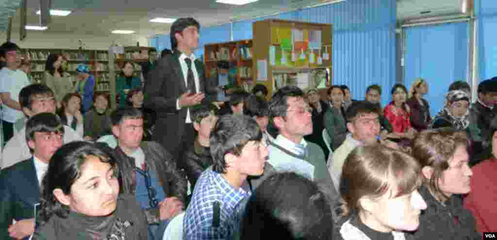 Yoshlar Tojikistondagi Amerika burchaklari ular hayotida muhim o'zgarishlarga turtki bo'layotganini ta'kidlashdi.