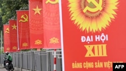 Các biểu ngữ cổ động cho Đại hội 13 của Đảng Cộng sản trên đường phố Hà Nội ngày 24/1/2021. Chính quyền Việt Nam bị cộng đồng quốc tế chỉ trích vì tăng cường đàn áp các tiếng nói bất đồng xung quanh thời gian Đại hội Đảng.