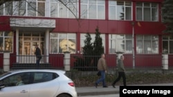 Nekoliko radnika SIPA-e u Banjoj Luci napušta kancelarije Regionalnog ureda na kraju radnog vremena. (Foto: Detektor)