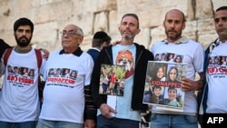 Rođaci civila koje je oteo Hamas 7. oktobra pred Zidom plača u Jerusalimu. (Foto: Yuri CORTEZ/AFP)