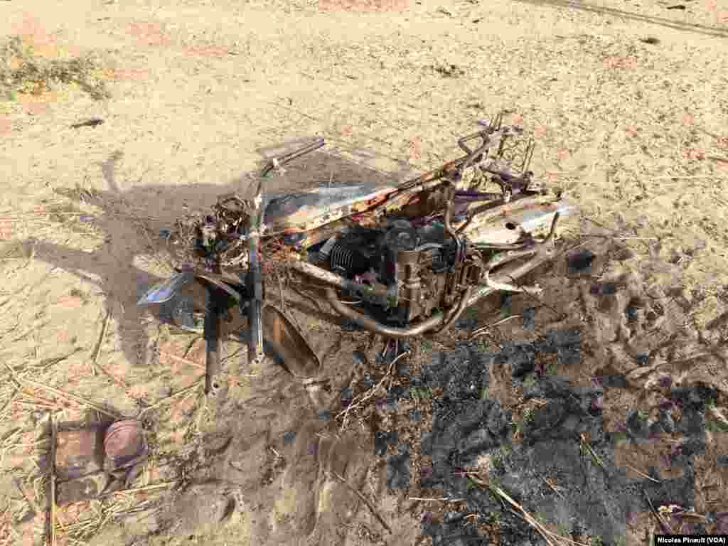 Wani babur da 'yan Boko haram suka kai hari kanta a kauyen Zenam Kelouri (VOA/Nicolas Pinault)