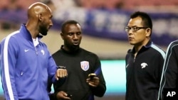 Florent Ibenge, le 2e à gauche, se prépare avant un match à Shanghai, en Chine, le 28 avril 2012.