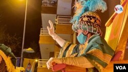 Desde su carroza, el Rey Baltasar saluda a los asistentes de la cabalgata en Badalona. [Foto: Julia Riera]