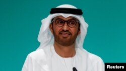 El presidente de la cumbre climática COP28 de la ONU, Ahmed Al Jaber, habla en una conferencia de prensa al comenzar la segunda semana de la cumbre en Dubái, el 8 de diciembre de 2023.