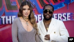 شامیک مور و هایلی استاینفلد صداپیشه شخصیت‌های اصلی
