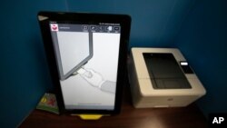 ARHIVA - Mašina za elektronsko glasanje kompanije Dominion (Foto: AP)