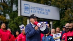 El presidente de EEUU, Joe Biden, megáfono en mano, se suma al piquete de los trabajadores del sector del automóvil organizado por el sindicato UAW, en Detroit, el 26 de septiembre de 2023.