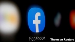 El logo de Facebook es visto en la pantalla de un celular inteligente. [Foto de archivo]