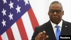 El secretario de Defensa de EE. UU., Lloyd Austin, habla durante una conferencia de prensa en Tbilisi, Georgia, el 18 de octubre de 2021.