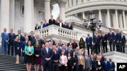 Novoizabrani članovi Predstavničkog doma okupljeni na stepenicama zgrade Kapitola, Vašington, 15. novembar, 2024. (Foto: AP/J. Scott Applewhite)
