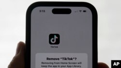 在TikTok“不賣就禁”的禁令即將生效的兩天前，最高法院的九位大法官全票通過維持下級法院的裁決。 TikTok官方警告若拜登政府未保證不懲罰該公司，TikTok將在星期日停止在美國營運。 (美聯社：2025年1月17日)