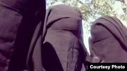 Seseorang dengan akun @_UmmWaqqas memasang foto ini di Twitter, dan menyebut teman-temannya @UmmLayth_, Umm Haritha dan Umm Ubaydiah.