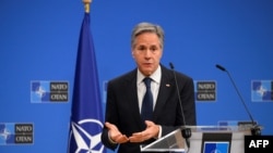 Блинкен им рече на новинарите на маргините на состанокот на НАТО во Брисел: „Примирјето се одржува и ние го користиме механизмот што беше воспоставен кога се појавија загриженост за какви било наводни или наводни прекршувања“.