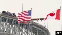 အမေရိကန် - ကနေဒါ နယ်စပ်ဂိတ်တံတား (Photo by Geoff Robins / AFP)