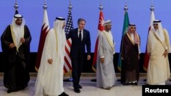 El secretario de Estado de EEUU, Antony Blinken, junto a representantes del Consejo de Cooperación del Golfo en Riad, Arabia Saudita, 29 de abril de 2024. REUTERS/Evelyn Hockstein/Pool