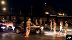 Misr armiyasi Nasr shahrida komendant soati paytida mashinalarni tekshirmoqda, 19-avgust, 2013-yil