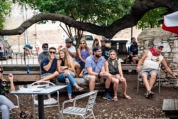 Personas en un bar callejero con mesas exteriores en medio de la pandemia global de Covid-19, en Austin, Texas, el 28 de junio de 2020.