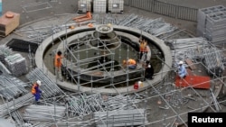 រូបឯកសារ៖ កម្មករ​ធ្វើ​ការ​នៅ​ការដ្ឋាន​សំណង់​មួយ​នៅ​ក្នុង​ក្រុង​ហាណូយ ប្រទេស​វៀតណាម កាលពី​ថ្ងៃទី២៧ ខែធ្នូ ឆ្នាំ២០១៨។