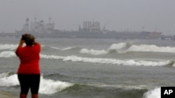 Una mujer toma una foto del buque petrolero Fortune, de Irán, mientras atraca en la refinería El Palito, en Puerto Cabello, en Venezuela, el 25 de mayo de 2020.