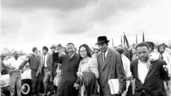 ARHIVA - Martin Luter King i njegova supruga Koreta marširaju u prestonici Montgomerija, Alabami, 25. marta 1965.