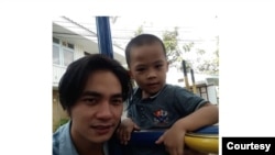 Cựu nhà hoạt động Huỳnh Trọng Hiếu và con trai. Photo do Huỳnh Thục Vy cung cấp.