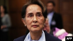រូបឯកសារ៖ អ្នកស្រី Aung San Suu Kyi នៅពេល​ដែល​អ្នកស្រី​ជា​ មេដឹកនាំ​ប្រទេស​មីយ៉ាន់ម៉ា នៅ​តុលាការ​យុត្តិធម៌​អន្តរជាតិ​នៅ​ទីក្រុង​ឡាអេ ប្រទេស​ហូឡង់ កាលពី​ថ្ងៃទី១១ ខែធ្នូ ឆ្នាំ២០១៩។