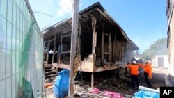 រូបថត​ដែល​ផ្តល់​ឲ្យ​ដោយ​ក្រសួង​អន្តោប្រវេសន៍​និង​សញ្ជាតិ​អូស្រ្តាលី​នេះ បង្ហាញ​បុគ្គលិក​ពន្លត់​អគ្គីភ័យ ក្រោយពី​អ្នកស្វែង​រក​សិទ្ធិ​ជ្រកកោន​១២៥​នាក់ បាន​ធ្វើ​កូដកម្ម​នៅ​លើ​កោះ​ណូរូ​ នៅ​ថ្ងៃសុក្រ ទី១៩ ខែកក្កដា ឆ្នាំ២០១៣។ 