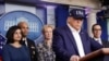 El presidente Donald Trump hizo declaraciones el sábado 14 de marzo de 2020 en la Casa Blanca junto al equipo de trabajo asignado a la pandemia por coronavirus.