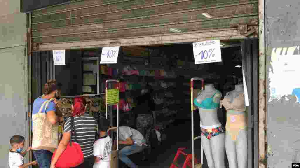 No solo fueron las tiendas en centro comerciales. Tiendas en un popular bulevar hacia el centro de Caracas también también tenían sus promociones de Black Friday o viernes negro. Foto: Álvaro Algarra - VOA.