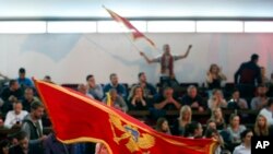 Crnogornska zastava na skupu DPS-a