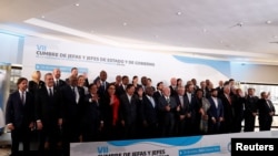 Líderes de los Estados de América Latina y el Caribe posan para una foto familiar durante la VII Cumbre de Jefes de Estado y de Gobierno de la Comunidad de Estados Latinoamericanos y Caribeños (CELAC) en Buenos Aires, el 24 de enero de 2023.