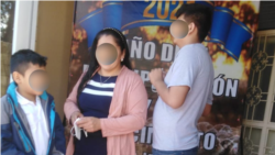 Mujer migrante junto a sus hijos en Ciudad de Guatemala, Guatemala.