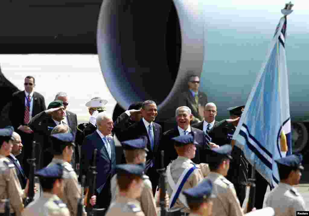Tel-Aviv shahri yaqinidagi Ben Gurion xalqaro aeroportiga Isroil prezidenti Shimon Peres va Bosh vazir Benyamin Netanyaxu Obamani kutib olishga chiqdi, 20-mart, 2013-yil. 