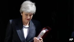 Mme May a précisé qu'elle démissionnerait de ses fonctions de cheffe du Parti conservateur -- et donc de cheffe du gouvernement-- le 7 juin. 