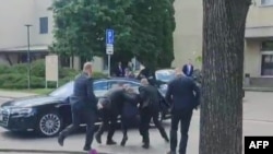 Momenti kur rojet marrin kryeministrin Fico pas të shtënave (15 maj 2024 / video AFPTV)