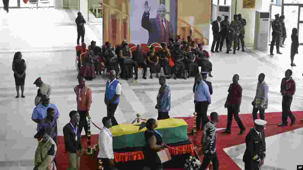 Jama'a sun taru domin girmama gawar tsohon sakataren majalisar dinkin duniya Kofi Annan a Accra babban birnin kasar Ghana. &nbsp;