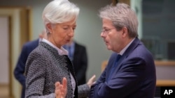 资料照：欧洲央行行长拉加德（左）在布鲁塞尔举行的欧元集团财长会议上与欧盟经济专员保罗·真蒂洛尼交谈。（2019年12月4日）