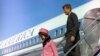 El presidente John F. Kennedy y la primera dama Jacqueline Kennedy descendiendo el Air Force One tras arribar a Dallas, Texas, el 22 de noviembre de 1963.
