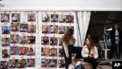 ဂါဇာကမ်းမြောင်ဒေသမှာ ဟာမတ်စ်တွေလက်ထဲက ဓားစာခံတွေရဲ့ ဓာတ်ပုံများ။ (ဇန်နဝါရီ ၁၅၊ ၂၀၂၅)