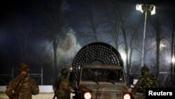 Vozilo grčke vojske sa ventilatorom kojim potiskuju oblak suzavca, u blizini granice sa A vehicle with a ventilator to move away tear gas is seen near Turkey's Pazarkule border crossing, in Kastanies, Greece March 12, 2020. REUTERS/Florion Goga